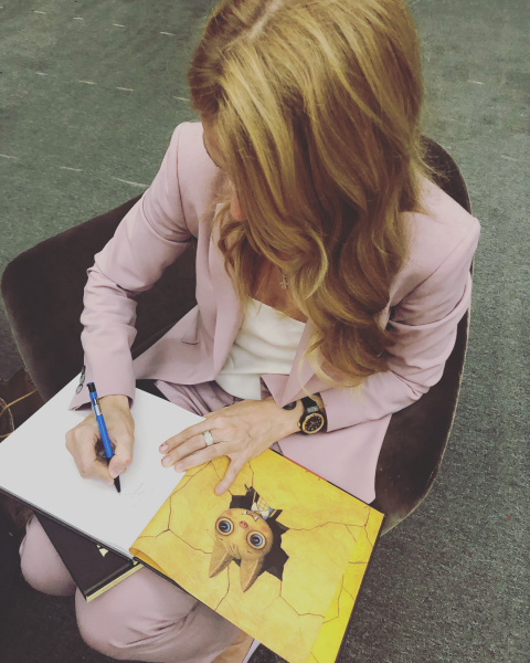 "Вот мы и встретились": Оля Фреймут презентовала книгу для детей в Днепре (фото)