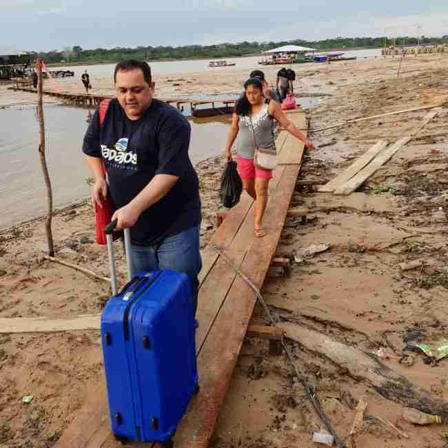 "Наступил и провалился": Дмитрий Комаров показал, как "влип" на съемках в Бразилии (фото)