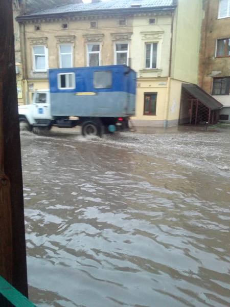 &quot;Нам бы еще какой-то вулкан&quot;: Львов затопило мутной водой после ливня