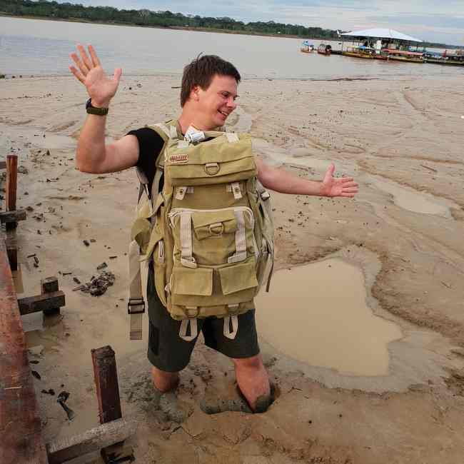 "Наступил и провалился": Дмитрий Комаров показал, как "влип" на съемках в Бразилии (фото)