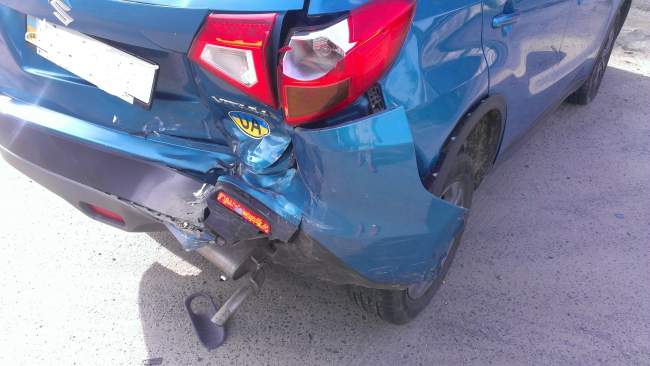 "Выбросило на обочину встречной полосы": в Киеве украинский поэт попал в ДТП (фото)