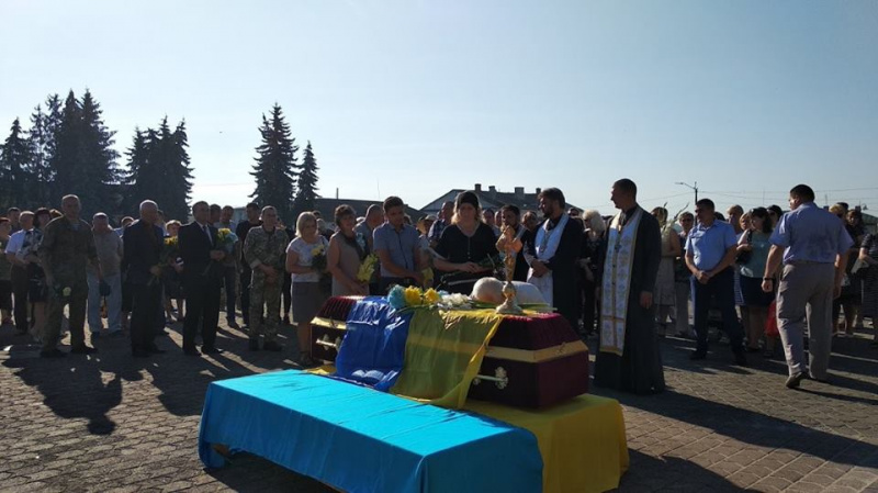 В Рівненській області попрощалися з загиблим бійцем, який чотири роки вважався зниклим безвісти (фото)