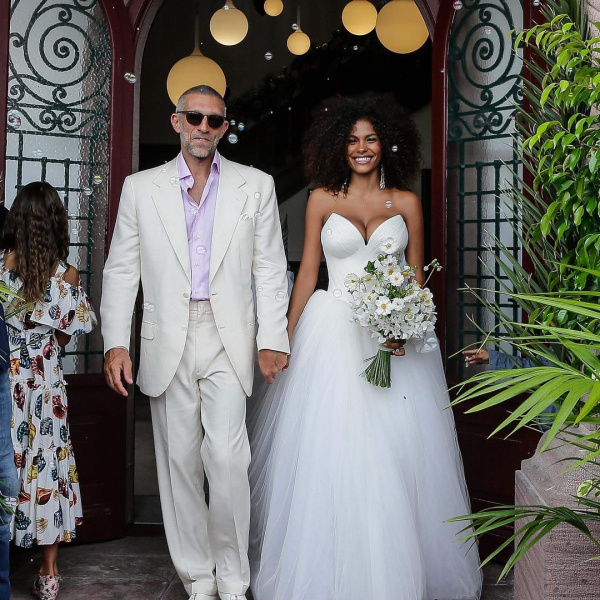 Известный французский актер женился на молодой модели