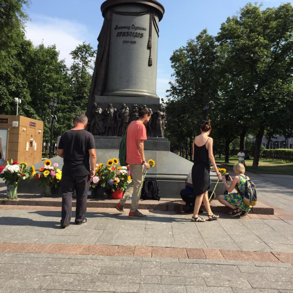 "Сенцов, живи": в Москве известный кинокритик провел одиночный пикет в поддержку политзаключенных