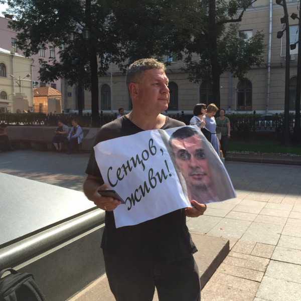 "Сенцов, живи": в Москве известный кинокритик провел одиночный пикет в поддержку политзаключенных