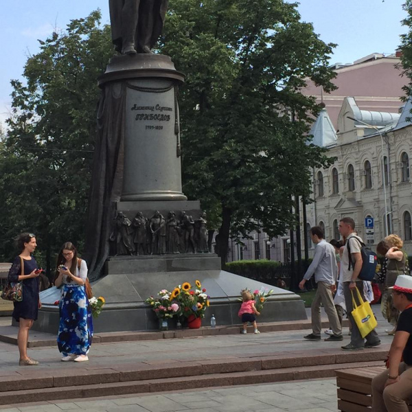 "Сенцов, живи": в Москве известный кинокритик провел одиночный пикет в поддержку политзаключенных