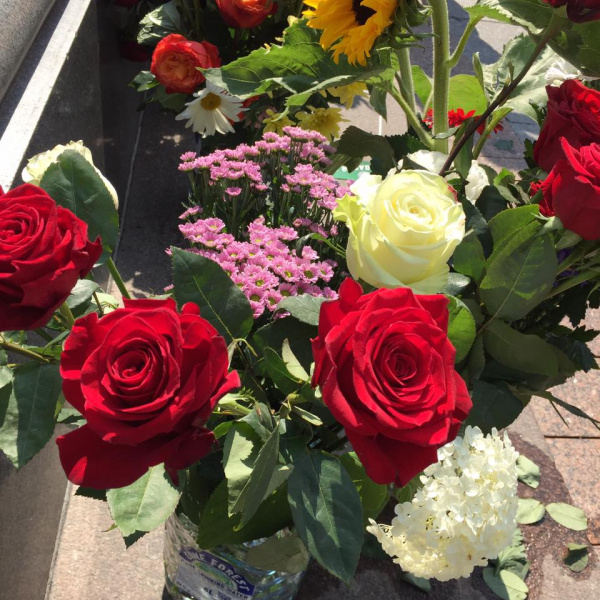 "Сенцов, живи": в Москве известный кинокритик провел одиночный пикет в поддержку политзаключенных