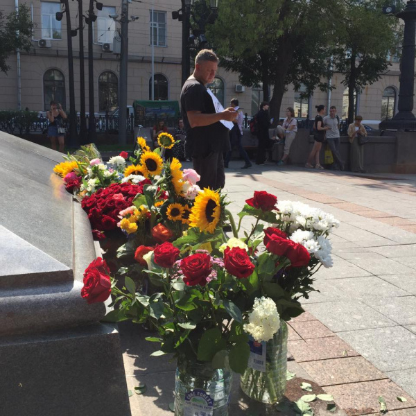"Сенцов, живи": в Москве известный кинокритик провел одиночный пикет в поддержку политзаключенных