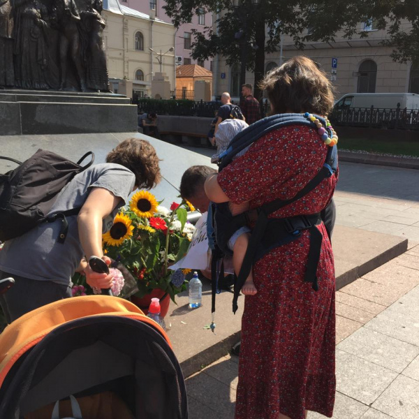 "Сенцов, живи": в Москве известный кинокритик провел одиночный пикет в поддержку политзаключенных