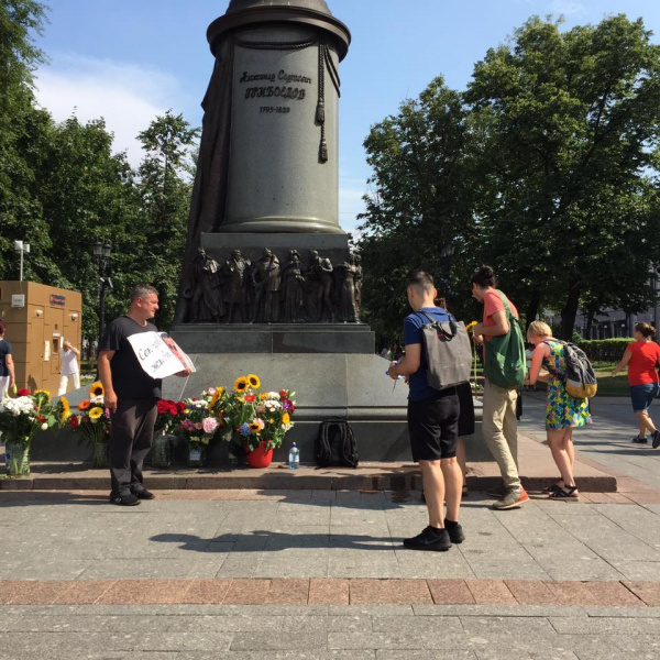 "Сенцов, живи": в Москве известный кинокритик провел одиночный пикет в поддержку политзаключенных