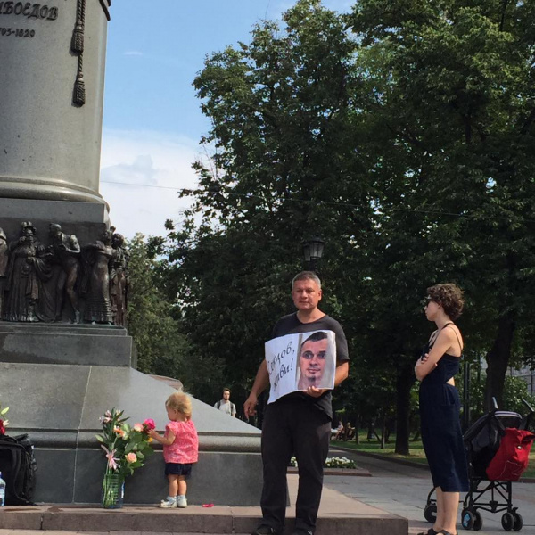 "Сенцов, живи": в Москве известный кинокритик провел одиночный пикет в поддержку политзаключенных
