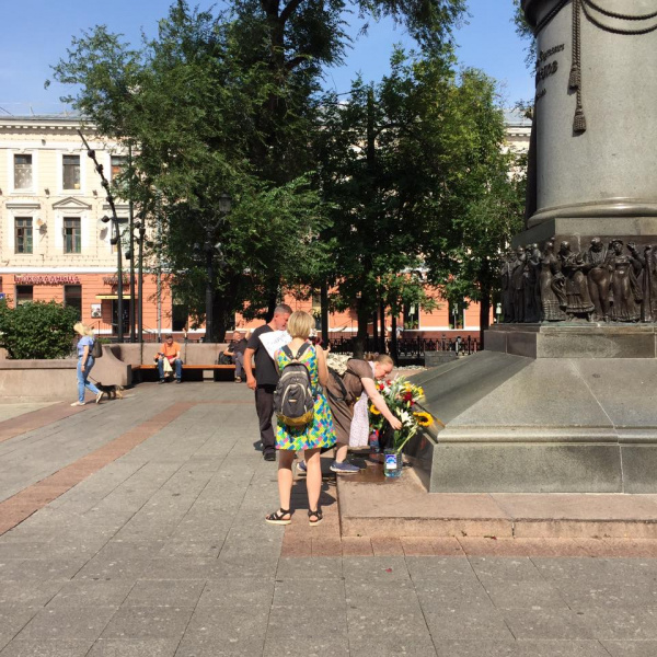 "Сенцов, живи": в Москве известный кинокритик провел одиночный пикет в поддержку политзаключенных