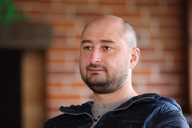 Аркадий Бабченко: &quot;За Крым Россия будет готова воевать по-настоящему, а Донбасс — слить: он ей нафиг не нужен&quot;