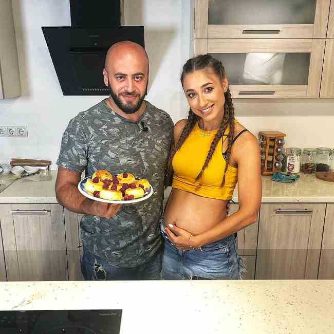 "Раскроем правду?": победительница шоу "Холостяк" показала округлившийся животик (фото)