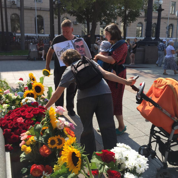 "Сенцов, живи": в Москве известный кинокритик провел одиночный пикет в поддержку политзаключенных