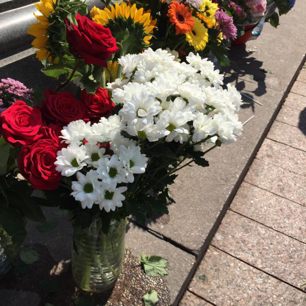 "Сенцов, живи": в Москве известный кинокритик провел одиночный пикет в поддержку политзаключенных