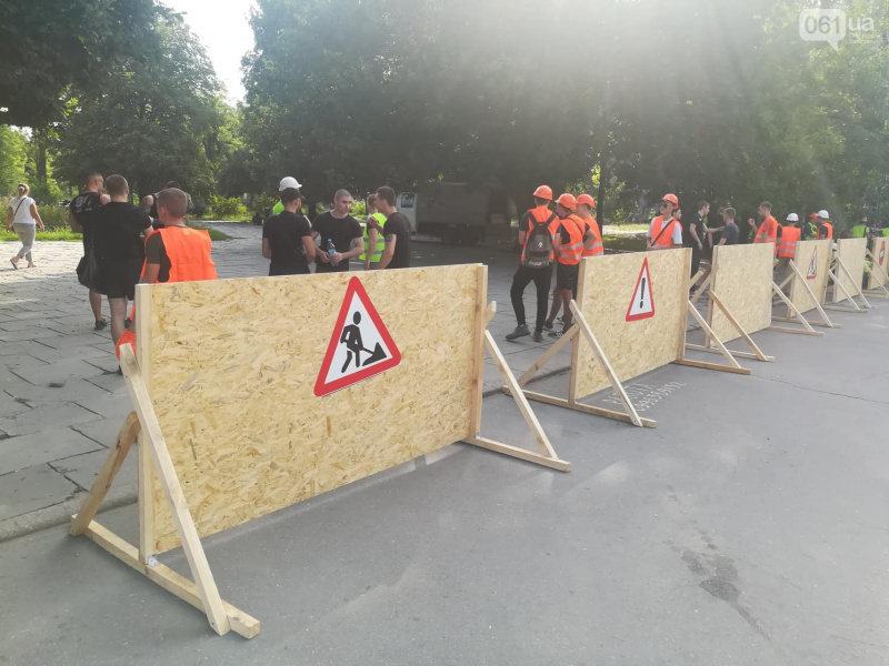В Запорожье пилят парк в центре города ради постройки ТРЦ (фото, видео)
