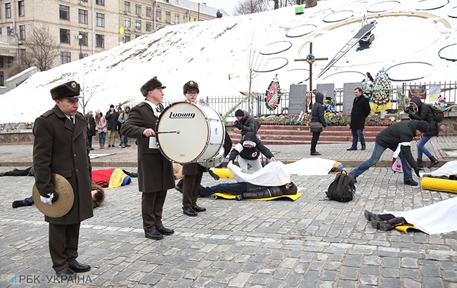 &quot;Я пам’ятаю&quot;: у центрі Києва влаштували &quot;живий ланцюг&quot; на честь загиблих на Майдані (фоторепортаж)