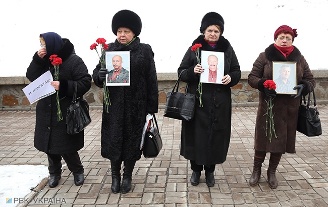 &quot;Я пам’ятаю&quot;: у центрі Києва влаштували &quot;живий ланцюг&quot; на честь загиблих на Майдані (фоторепортаж)