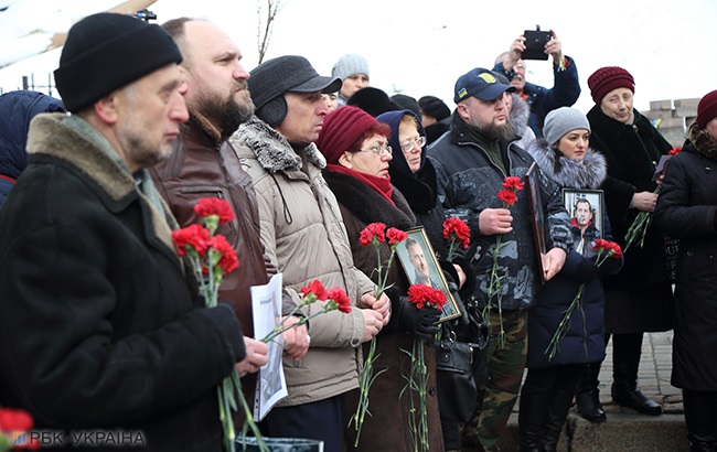 &quot;Я пам’ятаю&quot;: у центрі Києва влаштували &quot;живий ланцюг&quot; на честь загиблих на Майдані (фоторепортаж)