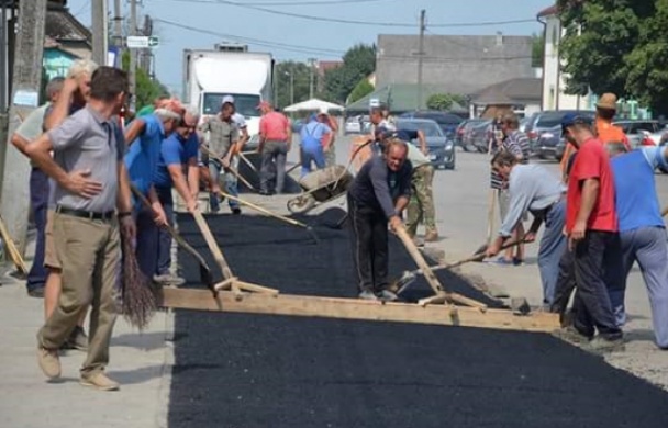 На Закарпатье жители села сами отремонтировали дорогу