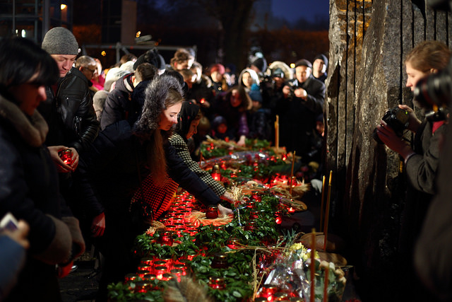 Геноцид украинской нации: в Киеве почтили память жертв Голодомора (фоторепортаж)