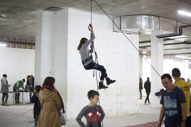 Ходьба по канатам, битье тарелок и другие активности: как в Киеве прошел "Антистресс Фест" (фоторепортаж)