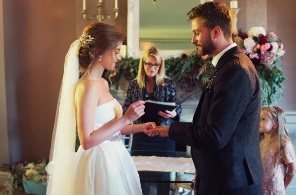 Не вернулись: Навальный рассказал, как дочь депутата РФ устроилась в Британии