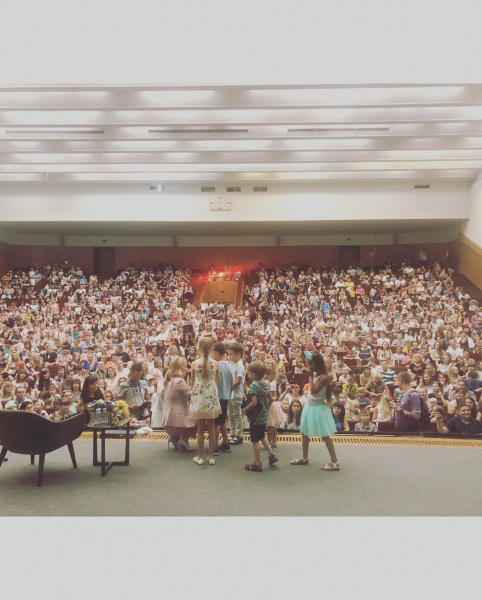 "Вот мы и встретились": Оля Фреймут презентовала книгу для детей в Днепре (фото)