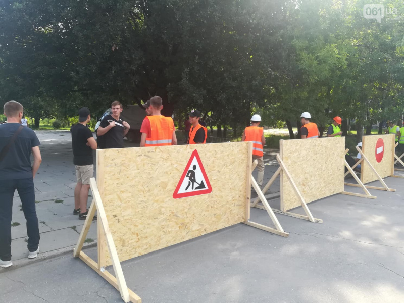 В Запорожье пилят парк в центре города ради постройки ТРЦ (фото, видео)