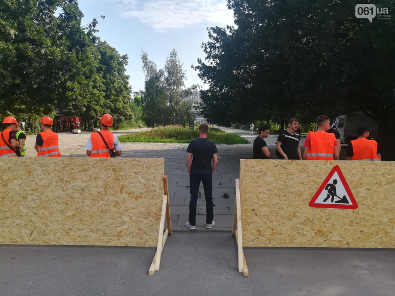 В Запорожье пилят парк в центре города ради постройки ТРЦ (фото, видео)
