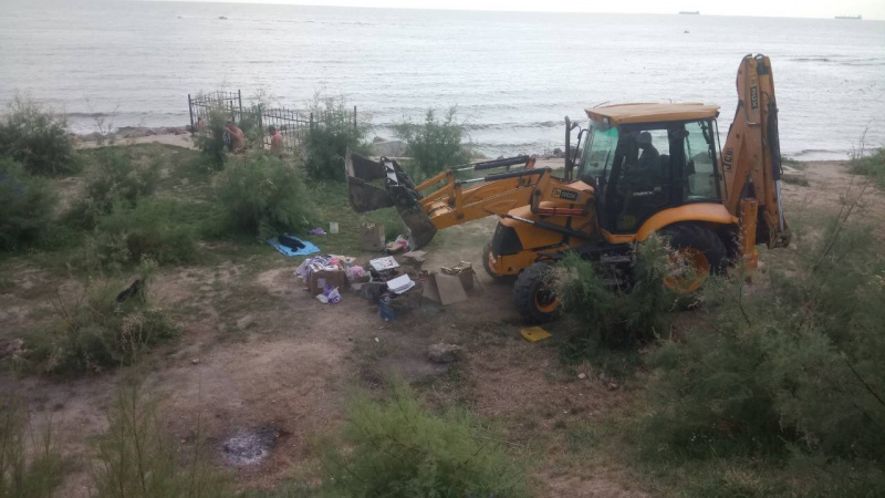 &quot;Ваш город живет благодаря нашим деньгам&quot;: под Одессой людей с пляжа выгоняли трактором (фото)