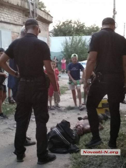 В Николаеве дети спасли жизнь бездомному, вызвав ему &quot;скорую&quot; (фото)