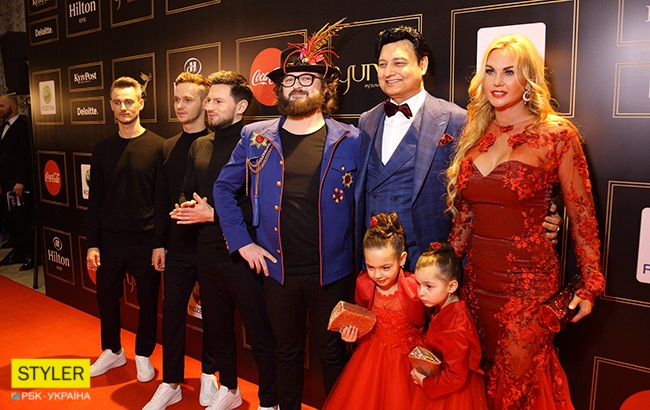 Червона доріжка YUNA 2018: Камалія вивела у світ старших дочок-двійнят (фото)