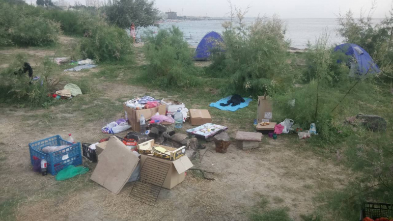 &quot;Ваш город живет благодаря нашим деньгам&quot;: под Одессой людей с пляжа выгоняли трактором (фото)