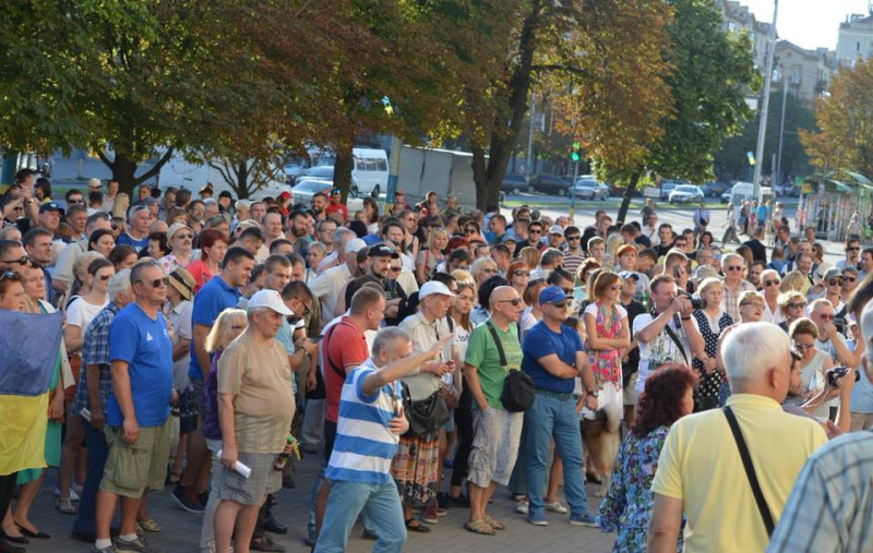 Спилили парк ради ТРЦ: в Запорожье активисты снесли забор вокруг уничтоженного сквера