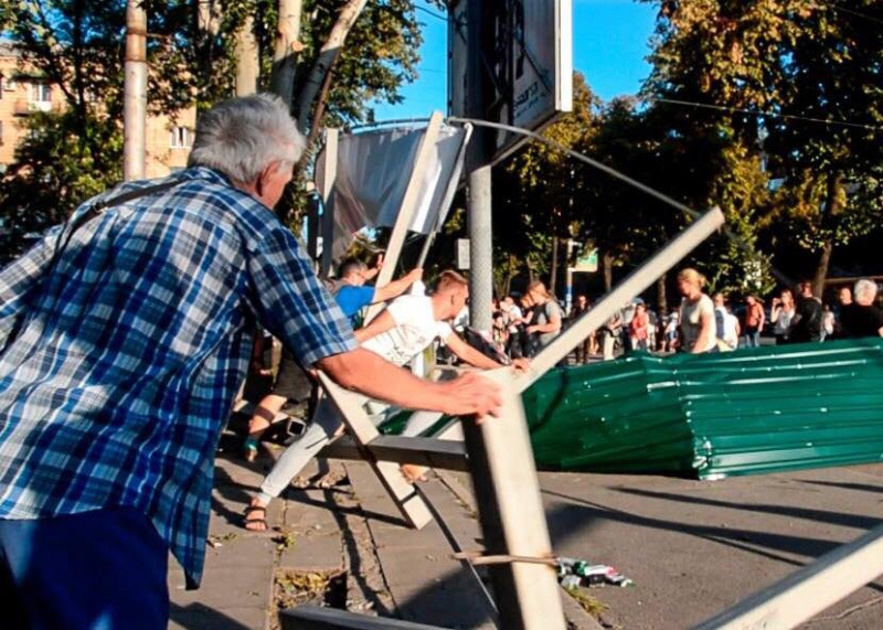 Спилили парк ради ТРЦ: в Запорожье активисты снесли забор вокруг уничтоженного сквера
