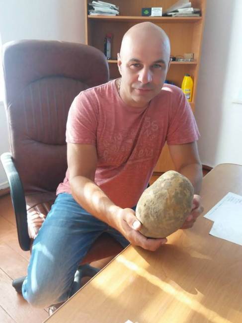 Можно накормить всю семью! Гигантский картофель удивил украинского фермера (фото)