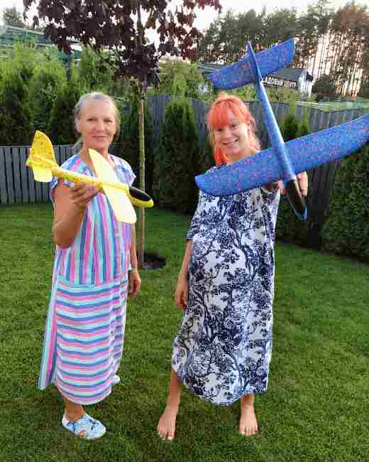 "Бесценный воспитатель": беременная Светлана Тарабарова показала трогательные фото со своей мамой