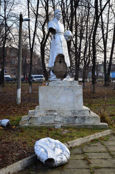 Під Кропивницьким невідомі намагалися зруйнувати пам'ятник радянським солдатам (фото)