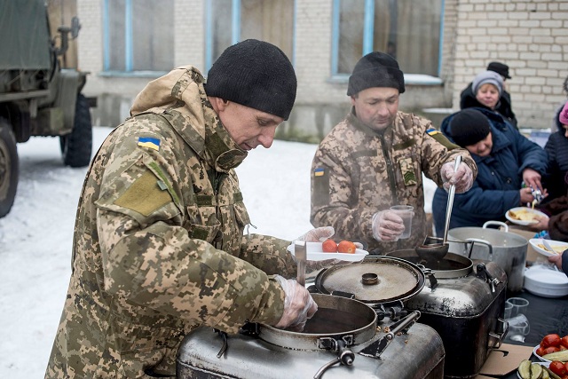 Справжні народні гуляння: бійці ЗСУ влаштували свято Масляної у прифронтовому місті