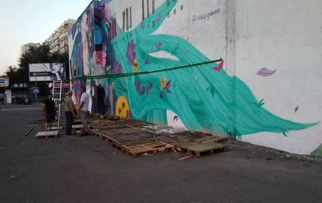 В Киеве торговцы арбузами испортили красивый мурал