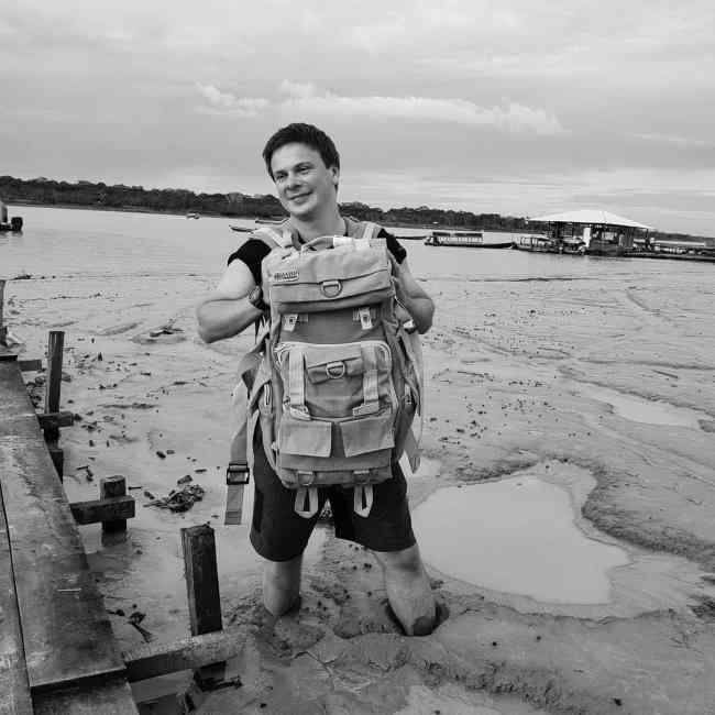 "Наступил и провалился": Дмитрий Комаров показал, как "влип" на съемках в Бразилии (фото)