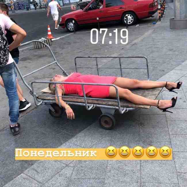 "Выходные удались": сеть рассмешила одесситка, которую увозили с пляжа на тачке (фото)