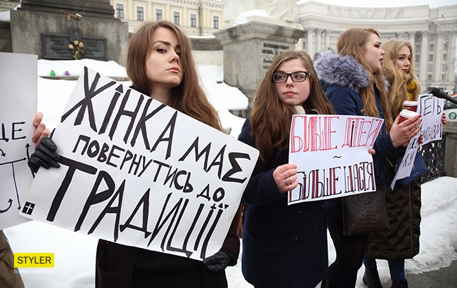 8 Марта с привкусом насилия  и взаимонепонимания: как в Киеве прошел Марш Женщин (фоторепортаж)