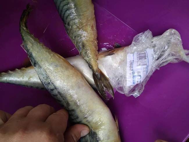 &quot;Ужас и стыд&quot;: украинке продали гнилую рыбу в популярном супермаркете (фото)