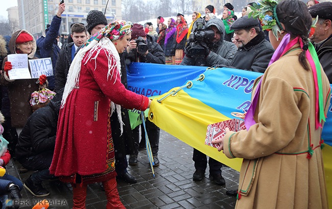 День Соборності: у Києві розгорнули найдовший прапор України (фоторепортаж)