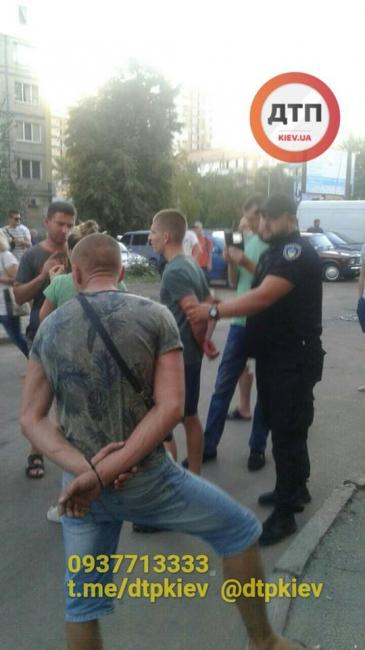 "Обмивали перекуп машини": під Києвом сталася серйозна бійка за зауваження