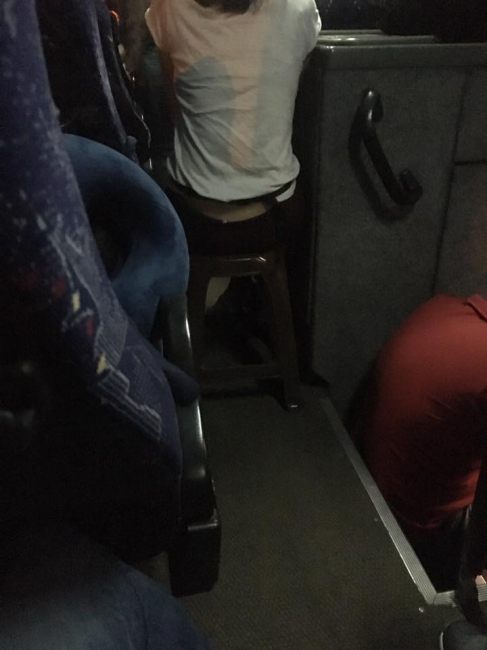 "Гибнет куча народу": в сети показали, как перевозят людей на автобусе с Днепра в Одессу