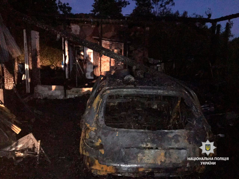 В Полтаве загорелся гараж с тремя автомобилями (фото)